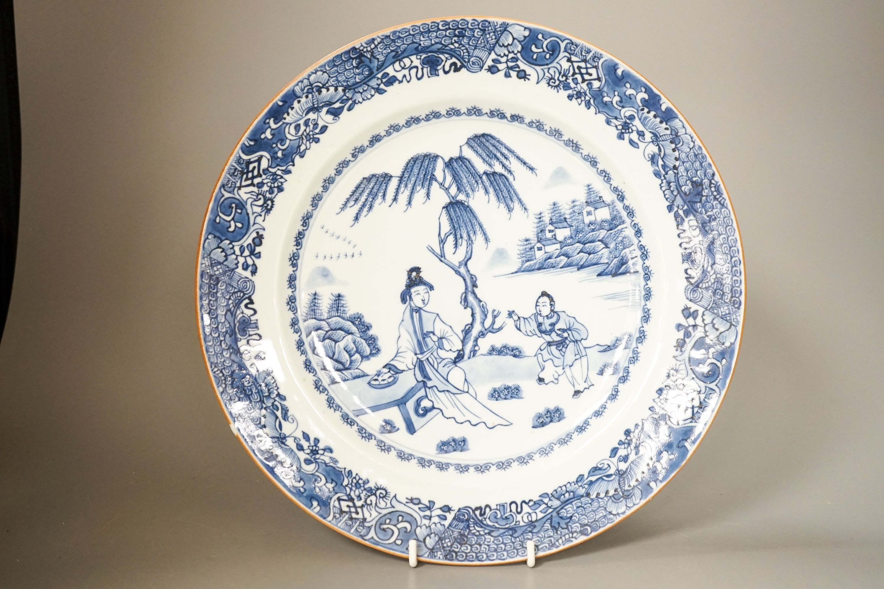 A Chinese blue and white dish, Qianlong period, 28 cm